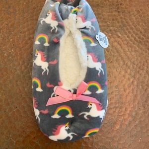 Slippers/house shoes